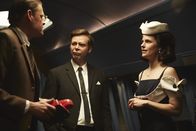 Sketch History – McNamara (Max Giermann, l.) versucht es mal mit Vernunft, sein Chef, John F. Kennedy (Matthias Matschke, M.), lässt sich aber nur kurz von der attraktiven Stewardess (Isabell Polak, r.) ablenken.