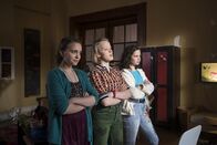 Schloss Einstein – Martha (Luna Kuse, links), Sarah (Selma Kunze, mitte) und Nele (Hanna Stötzel, rechts) starten eine Zimmerbesetzung