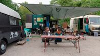 7 Tage ... – Drei Wagen, ein paar Zelte und eine Plane als Dach - fertig ist der Wagenplatz.