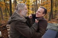 Die Heiland - Wir sind Anwalt – Der "Waldbewohner" Torben Westfal (Max Herbrechter, l.) attackiert den Waldpächter Pavel Lindner (Tino Lindenberger, r.), weil dieser ihn aus dem Wald vertreiben will.