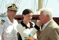 Unter weißen Segeln – Kapitän Klaus Berger (Peter Kremer, links) zeigt Weinbau-Millionär Karl von Hainburg (Peter Weck) und seiner launischen Gattin Susan (Marion Mitterhammer) das Schiff.