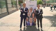 heute-show – Lutz van der Horst (l.) und Fabian Köster (r.) überprüfen in einer Straßenumfrage die Bekanntheit des neuen Bundeskabinetts.