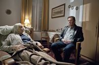 Großstadtrevier – Adelheid Martens (Maria Mägdefrau, l.) ist im Altersheim bestohlen worden. Dirk Matthies (Jan Fedder, r.) erkennt in ihr die Apothekerin, die vor vielen Jahren seine Kollegin und Verlobte Ellen Wegener vergiftet hat.