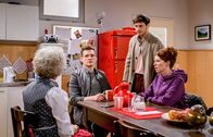 Sturm der Liebe – ARD STURM DER LIEBE FOLGE 4655 Uhr im ERSTEN. Marlon muss hilflos Massimos Zorn über sich ergehen lassen. (v.l.n.r) Antje Hagen, Frederick Bott, Jaime Ferkic, Johanna Graen
