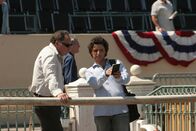 Numb3rs - Die Logik des Verbrechens – Helfen Don bei seinen Recherchen: Charlie (David Krumholtz, r.) und Alan (Judd Hirsch, l.) ...