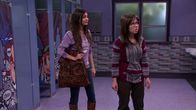 Victorious – L-R: Tori Vega (Victoria Justice), Ponnie (Jennette McCurdy)