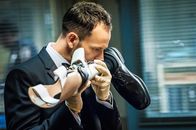 Elementary – Er schreckt vor nichts zurück: Um Hinweise zu bekommen, schnuppert Sherlock Holmes (Jonny Lee Miller) auch schon mal an der Prothese eines Verdächtigen ...