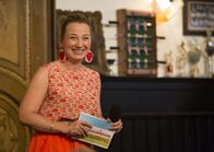 Vereinsheim Schwabing – Constanze Lindner begrüßt auf der Bühne Kollegen aus Musik, Comedy und Kabarett.