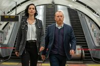 The Chelsea Detective – Priya Shamsie (Sonita Henry) und Max Arnold (Adrian Scarborough) sind bereit für die Ermittlungen.