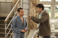 Two and a Half Men – Walden (Ashton Kutcher, r.) tritt dem brillianten Projekt einer ehemaligen Mitarbeiterin bei, während Alan (Jon Cryer, l.) Jenny den Ratschlag gibt, sich ihrer Freundin zu öffnen, ansonsten könnte sie diese für immer verlieren ...