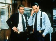 The Pledge - Das Versprechen – Uneinig über das Vorgehen. Stan (Aaron Eckhart), Eric (Sam Shepard).