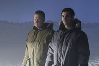 Scorpion – Als ihre eigene Regierung sie bei ihrem neuesten Fall nicht unterstützen will, entschließen sich Cabe (Robert Patrick, l.) und Walter (Elyes Gabel, r.) dazu, russische Ressourcen zu nutzen - mit oder ohne deren Einverständnis ...