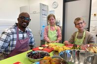 Yared kommt rum – Kochen im Dörpscamp: Yared Dibaba mit Karla & Hannes Brauer.
