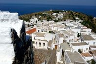 Griechenland - Von Insel zu Insel – Vom Kloster auf Patmos – dem Evangelisten Johannes gewidmet, der hier in einer Grotte seine „Offenbarung/Apokalypse“ geschrieben haben soll – hat man einen guten Überblick über die ganze Insel.