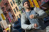 Safe - Todsicher – Luke Wright (Jason Statham) war einmal ein geradliniger Cop. Als er den Job verliert, ist er kurz davor sich aufzugeben und findet sich in den illegalen Kampfarenen der Ostküste wieder.