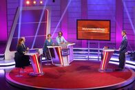 Meister des Alltags – Florian Weber stellt in seinem Wissensquiz die Alltagstauglichkeit seiner prominenten Kandidaten auf die Probe. „Meister des Alltags“ spendet seinen Gewinn einem guten Zweck. Studioplattform, v.li. Enie van de Meiklokjes, Bodo Bach, Alice Hoffmann, Christoph Sonntag und Florian Weber.