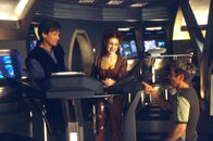 Gene Roddenberry's Andromeda – Können Dylan (Kevin Sorbo, l.), Trance (Laura Bertram, M.) und Harper (Gordon Michael Woolvett, r.) die Andromeda von dem Parasiten befreien?