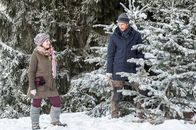 Der Bergdoktor – Weihnachten steht vor der Tür. Hans (Heiko Ruprecht, r.) und Lilli (Ronja Forcher, l.) suchen nach einem Weihnachtsbaum, der auch Großmutter Lisbeth überzeugt.