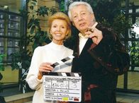 In aller Freundschaft – MDR Fernsehen IN ALLER FREUNDSCHAFT FOLGE 176, "Im Zweifel für den Angeklagten" Uhr. Jutta Kammann und Dieter Thomas Heck gemeinsam für die Dreharbeiten zu "In aller Freundschaft" vor der Kamera.