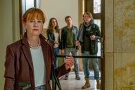 Der Alte – Staatsanwältin Emma Horvath (Ulrike Krumbiegel, vorne) betritt das Gerichtsgebäude. In ihrem aktuellen Fall geht es um den Tod eines Kindes.
