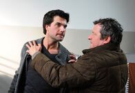Sturm der Liebe – ARD STURM DER LIEBE FOLGE 1473 Uhr im ERSTEN. Konstantin (Moritz Tittel, l.) wird wütend, als Meyser (Christoph Krix, r.) ihm erklärt, dass er vorerst in U-Haft bleiben wird.