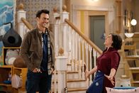 Call Me Kat – Max (Cheyenne Jackson, l.); Kat (Mayim Bialik, r.)