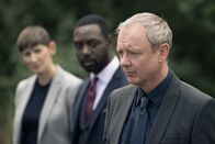 Detective Grace – Detective Roy Grace (John Simm, r.) und seine Mitarbeiter DS Bella Moy (Laura Elphinstone) und DS Glenn Branson (Richie Campbell) sehen sich mit einem perfiden Entführer konfrontiert, der seine Opfer in Kisten sperrt und mit Brandzeichen markiert, bevor er sie tötet.