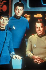 Raumschiff Enterprise – Mr. Spock (Leonard Nimoy, l.), Schiffsarzt Dr. McCoy (DeForest Kelley, M.) und Captain Kirk (William Shatner, r.) haben alles im Griff.