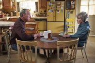Young Sheldon – Dale Ballard (Craig T. Nelson, l.); Connie "Meemaw" Tucker (Annie Potts, r.)