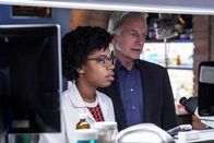 Navy CIS – Kasie Hines (Diona Reasonover, l.); Leroy Jethro Gibbs (Mark Harmon, r.)