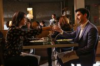 Hacks – Jimmy (Paul W. Downs) versucht verzweifelt bei einem Geschäftsessen mit Janet Stone (Ming-Na Wen), der Vertreterin eines britischen Autorenteams, Avas Fehler auszubügeln.