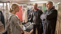 Tatort – Max Ballauf (Klaus J. Behrendt, M) und Freddy Schenk (Dietmar Bär, r) stellen Saskia Unger (Sinja Dieks, l) zu Rede: Was ist hinter den Kulissen des Karnevalsvereins „de Jecke Aape“ wirklich los?