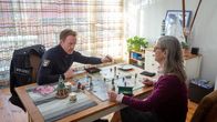 SOKO Wismar – Eine Passion teilen sich Polizeihauptmeister Timmermann (Mathias Junge, l.) und die Haushälterin des Opfers, Grischa Walter (Christiane Filla, r.) – sie sind beide Fans des Brettspiels "Der Fluch von Poel". Und so kann Timmermann das Nützliche mit dem Angenehmen verbinden. Er erfährt Details über die Beziehung von Grischa zum toten Spielerfinder Neumann und kann nebenbei vielleicht sogar das Rätsel um den goldenen Schatz lösen. Doch liegt der wirklich auf der Insel Poel?