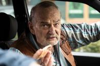 Tatort – Herbert „Vaddern“ Thiel (Claus Dieter Clausnitzer) freut sich über das großzügige Trinkgeld seines Taxi-Gastes, ahnt jedoch nicht, wen er transportiert und dass er mit den Ermittlungen seines Sohnes, Hauptkommissar Frank Thiel, in Berührung kommt.