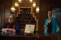American Horror Story – Iris (Kathy Bates, l.); Liz Taylor (Denis O'Hare, r.)