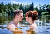 Sturm der Liebe – Marlon (Frederik Bott, l.) und Fanny (Johanna Graen, r.) kommen sich näher.