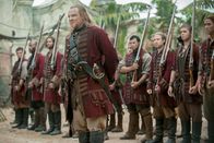 Black Sails – Captain Berringer (Chris Larkin) beschuldigt Max des Verrats und versucht, die Namen von Spitzel zu erhalten. Dieser Plan geht allerdings nicht auf ...