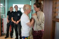 Notruf Hafenkante – v.r.) nicht mehr ab, dass er kein Verhältnis mit seiner Nachbarin Meike (Marie-Luise Arriens, r.) hat.