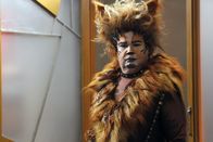 Modern Family – Cam (Eric Stonestreet) steckt in einem Dilemma: Wenn er sich um die Hauptrolle im Musical CATS bemüht, muss er den Kampf um seinen Lieblingsbaum im Park aufgeben. Kann ihn möglicherweise jemand vertreten?