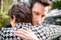 Sturm der Liebe – Eleni (Dorothée Neff, vorne) nimmt den trauernden Julian (Tim Borys, hinten) in den Arm.