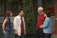 How I Met Your Mother – Damit haben Ted (Josh Radnor, 2.v.l.) und Robin (Cobie Smulders, l.) nicht gerechnet. Virginia (Cristine Rose, r) und Alfred Mosby (Michael Gross, 2.v.r.) sind bereits seit zehn Monaten geschieden, aber haben es ihrem Sohn bisher noch nicht erzählt ...