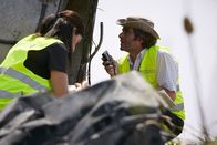 Mayday - Alarm im Cockpit – NACHSTELLUNG – Ein leitender Flugzeugunfallermittler (gespielt von Alex Karzis) diktiert Notizen über die Schäden an den Triebwerken von Spanair-Flug 5022 nach einem tödlichen Absturz in Madrid, Spanien. (Bildnachweis: Cineflix/Ian Watson)
