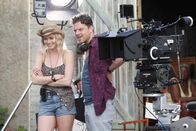 Death in Paradise – Sowohl das Set-Girl Susie (Hannah Tointon) als auch der Regisseur Carl (Rhys Thomas) hatten die Gelegenheit, die vergifteten Pralinen vor Lexis Zelt zu legen. Doch scheint niemand wirklich ein Mordmotiv zu haben.