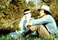 Unsere kleine Farm – Amy Sawyer (Lynn Benesch, l.) gesteht Charles Ingalls (Michael Landon, r.), dass sie ihn seit der Schulzeit nicht vergessen konnte.