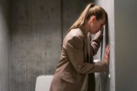 Borgen - Macht und Ruhm – Borgen – Macht und Ruhm Staffel 4 Folge 8 Verzweifelter Moment: Birgitte Hjort Sørensen als Katrine Fønsmark Copyright: SRF/DR/Mike Kollöffel