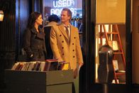How I Met Your Mother – Während Robin (Cobie Smulders, l.) zögert, sich von Nick zu trennen und Barney (Neil Patrick Harris, r.) das für sie übernimmt, sehen sich Lily und Marshall nach etwas Zeit die sie alleine verbringen können ...