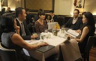 Elementary – Joan Watson (Lucy Liu, r.) ist positiv von Sherlock (Jonny Lee Miller, 2.v.r.) überrascht, als dieser ihre Familie kennenlernt ...