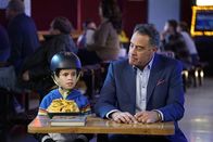 Single Parents – Graham D'Amato (Tyler Wladis, l.); Douglas Fogerty (Brad Garrett, r.)