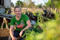 Heimatküche – Franziska Eigner aus Dießen am Ammersee mit ihren Ziegen vor dem Stall.