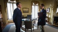 Elementary – Als Emil Kurtz, einer von Morlands (John Noble, l.) Mitarbeitern und Watsons Spion, bei einem Raubüberfall getötet wird, verdächtigt Holmes (Jonny Lee Miller, r.) seinen Vater, mit diesem Überfall einen Mord verschleiern zu wollen ...